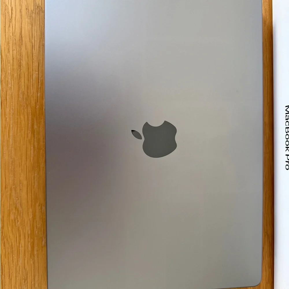 2021 M1 Apple MacBook Pro 10C CPU/14C GPU/1 TB